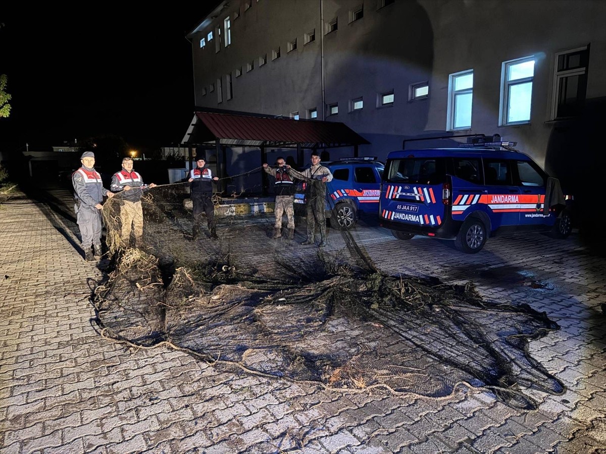 Van'ın Muradiye ilçesinde kaçak avlanan 1 ton inci kefali suya geri bırakıldı. Ekipler, suya...
