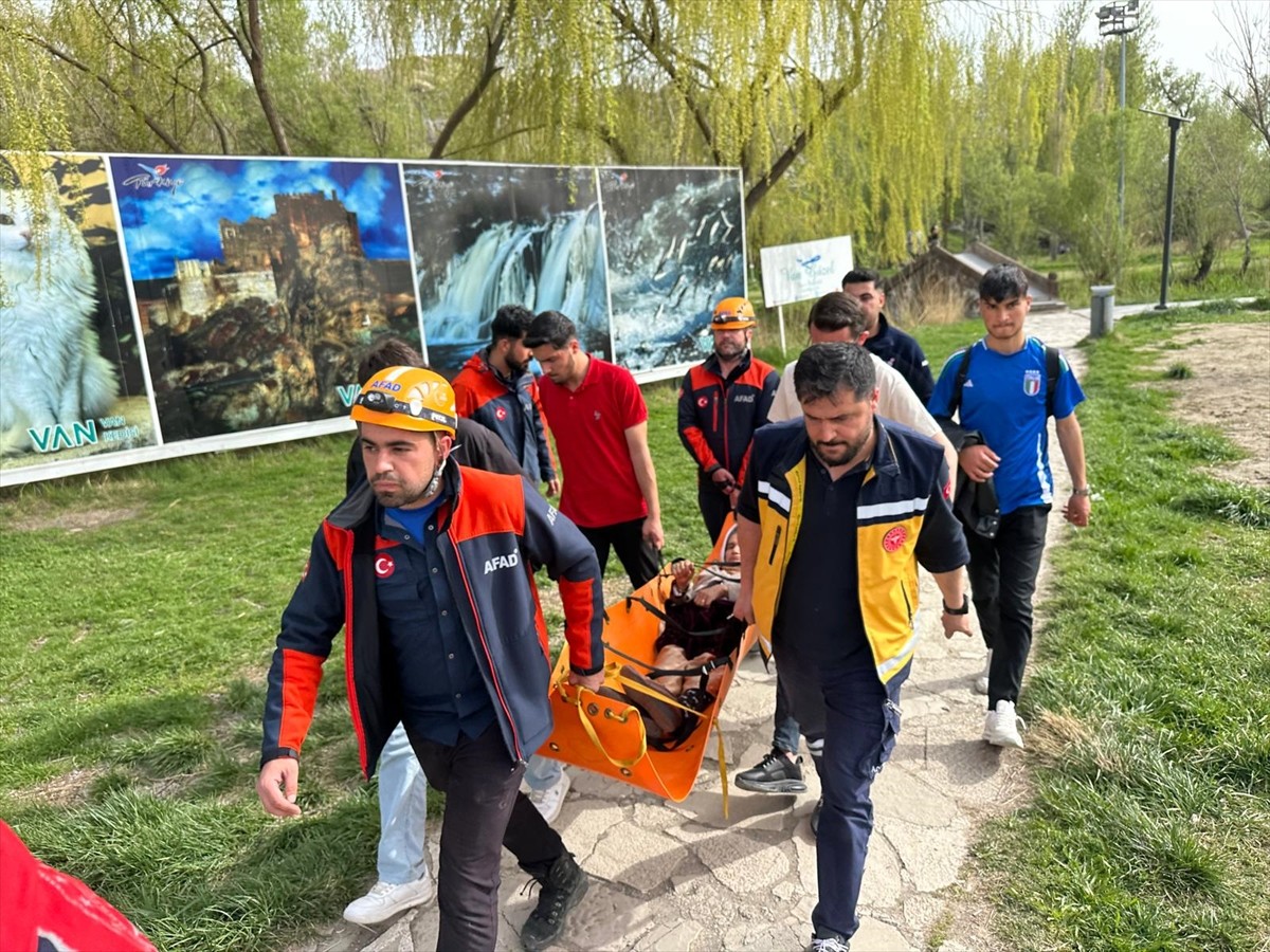  Van Kalesi'nde kayalık alandan düşen ve ayağı kırılan 68 yaşındaki kadın, mahsur kaldığı yerden...