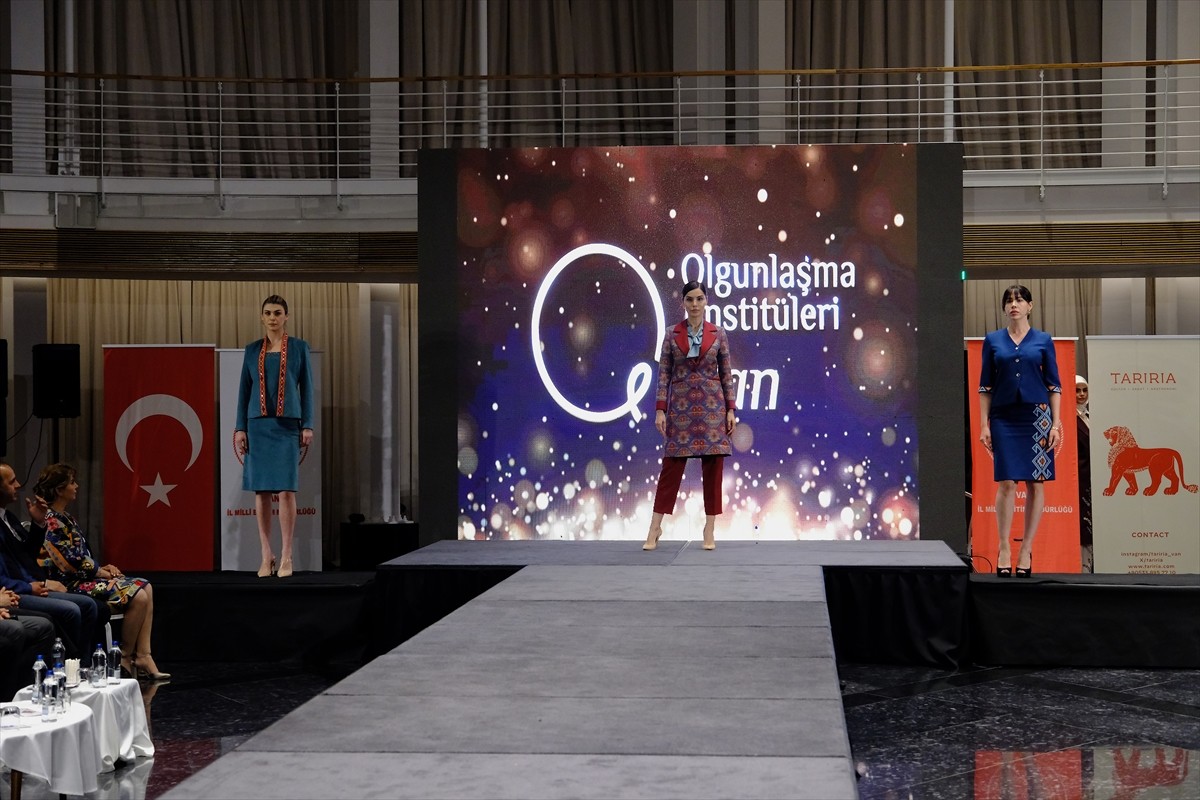 Van Olgunlaşma Enstitüsünce tarihi ve geleneksel kilim motifleri kullanılarak hazırlanan kıyafet...