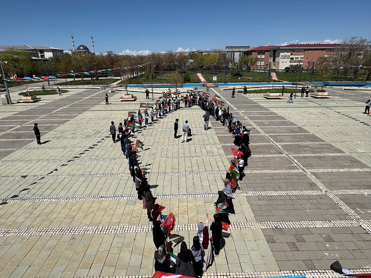 Van Yüzüncü Yıl Üniversitesi'ndeki (Van YYÜ) akademisyenler ve öğrenciler, İsrail'in Gazze'ye...