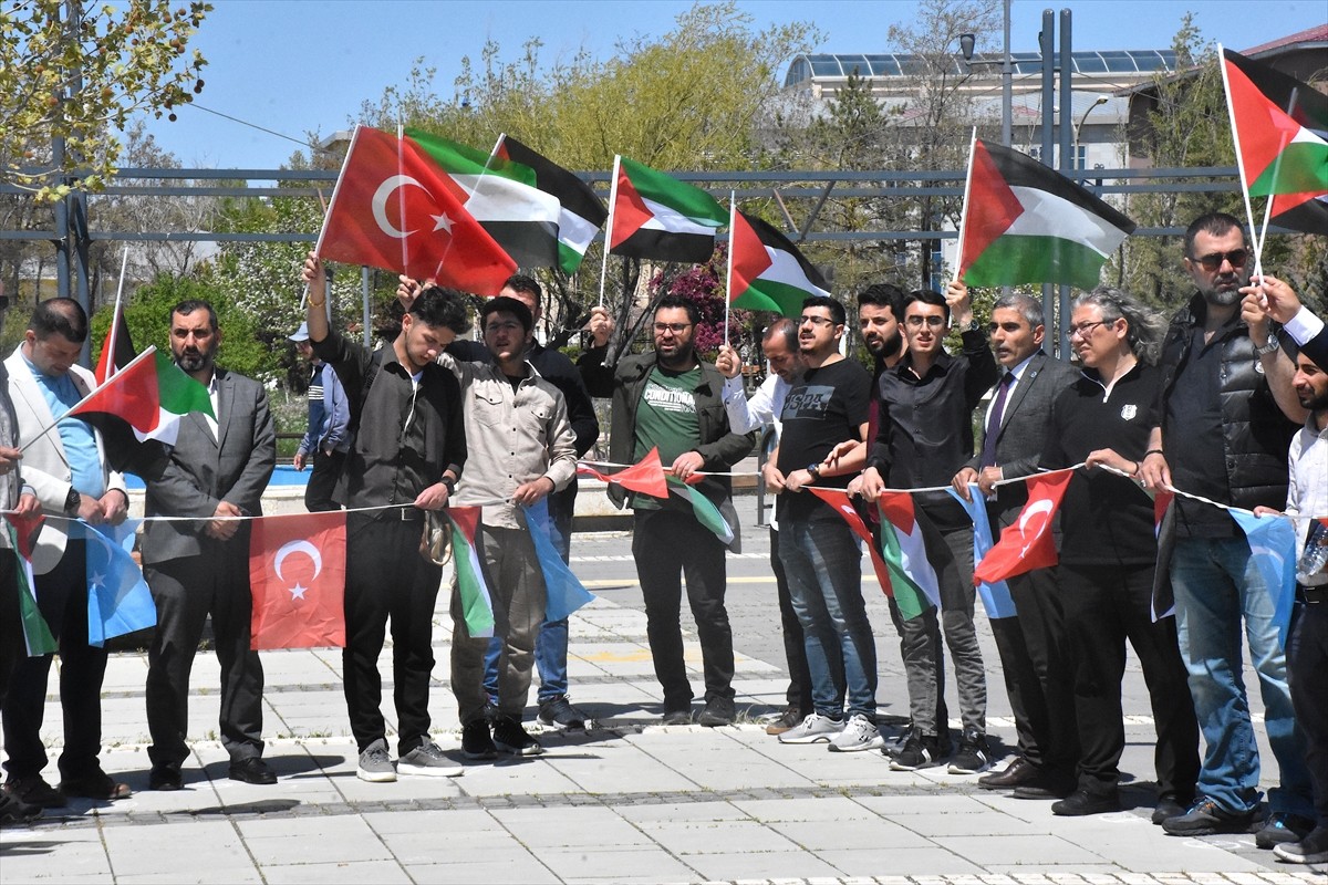 Van Yüzüncü Yıl Üniversitesi'ndeki (Van YYÜ) akademisyenler ve öğrenciler, İsrail'in Gazze'ye...