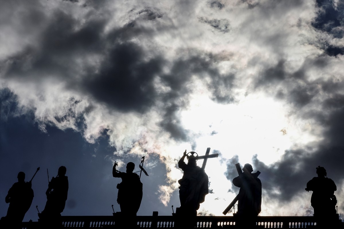 Vatikan'daki papalık seçiminde (Konklav), Sistine Şapeli'nin bacasından yeni papanın...