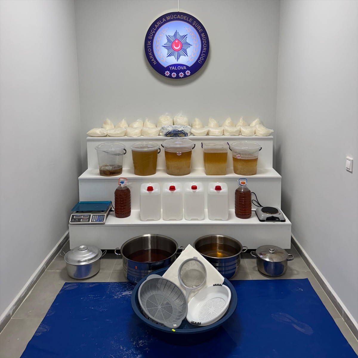 Yalova'da uyuşturucu imalatı yapıldığı belirlenen eve düzenlenen operasyonda gözaltına alınan 6...