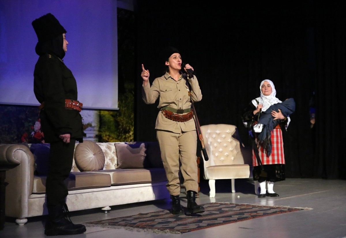 Yazar İlknur Güntürkün Kalıpçı'nın (fotoğrafta) hazırlayıp sunduğu "Zamansız Kadınlar" tiyatral...