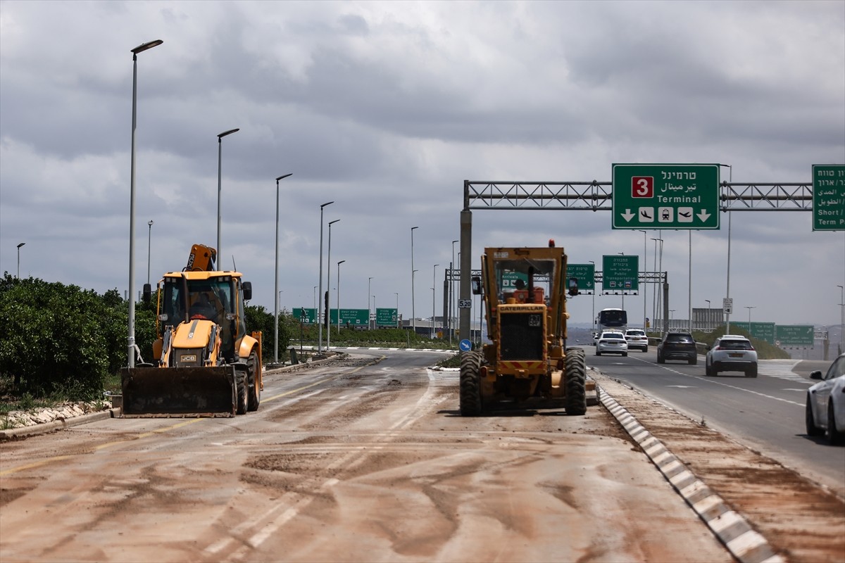 Yemen'deki Husiler, İsrail'in başkenti Tel Aviv'deki Ben Gurion Havaalanı'nı füzeyle vurdu. İsrail...