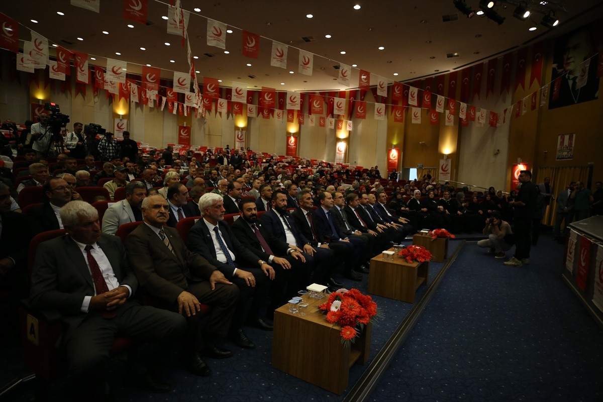 Yeniden Refah Partisi Genel Başkanı Fatih Erbakan, Erzurum'un Palandöken ilçesinde Necip Fazıl...