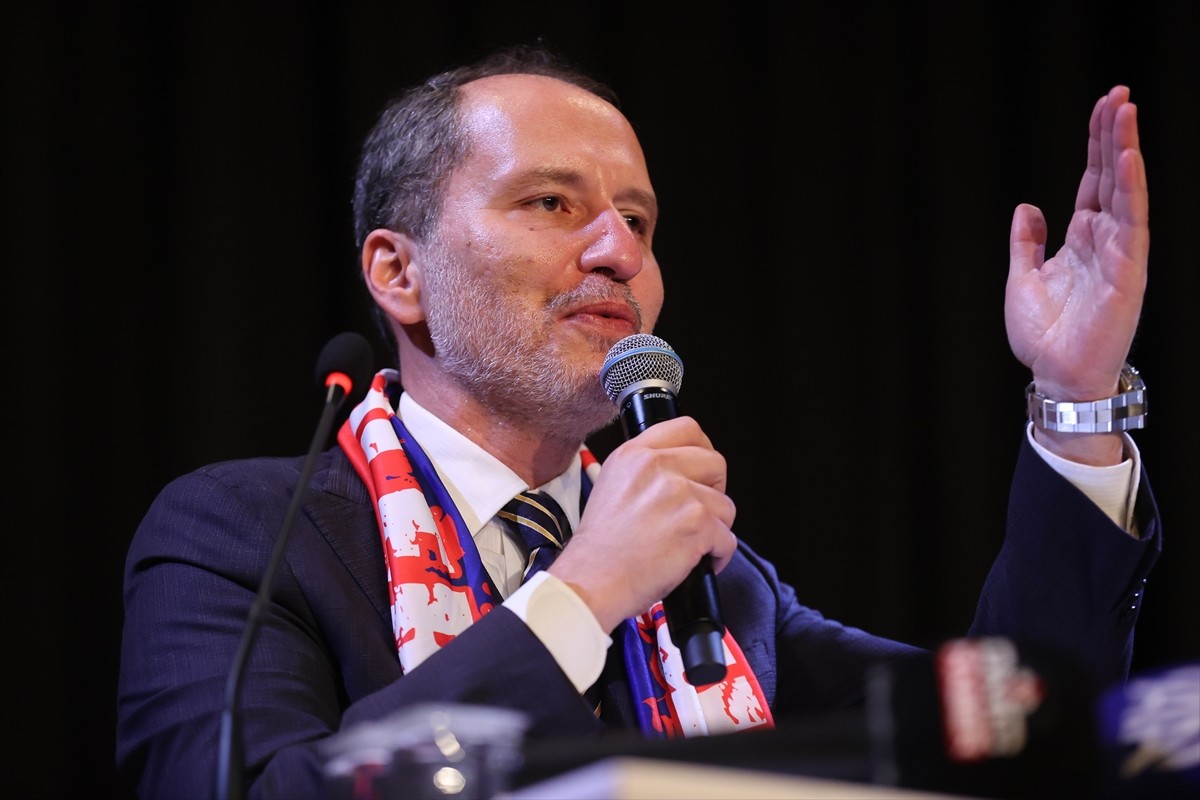 Yeniden Refah Partisi Genel Başkanı Fatih Erbakan, partisinin Niğde Belediyesi Kültür Merkezi'nde...