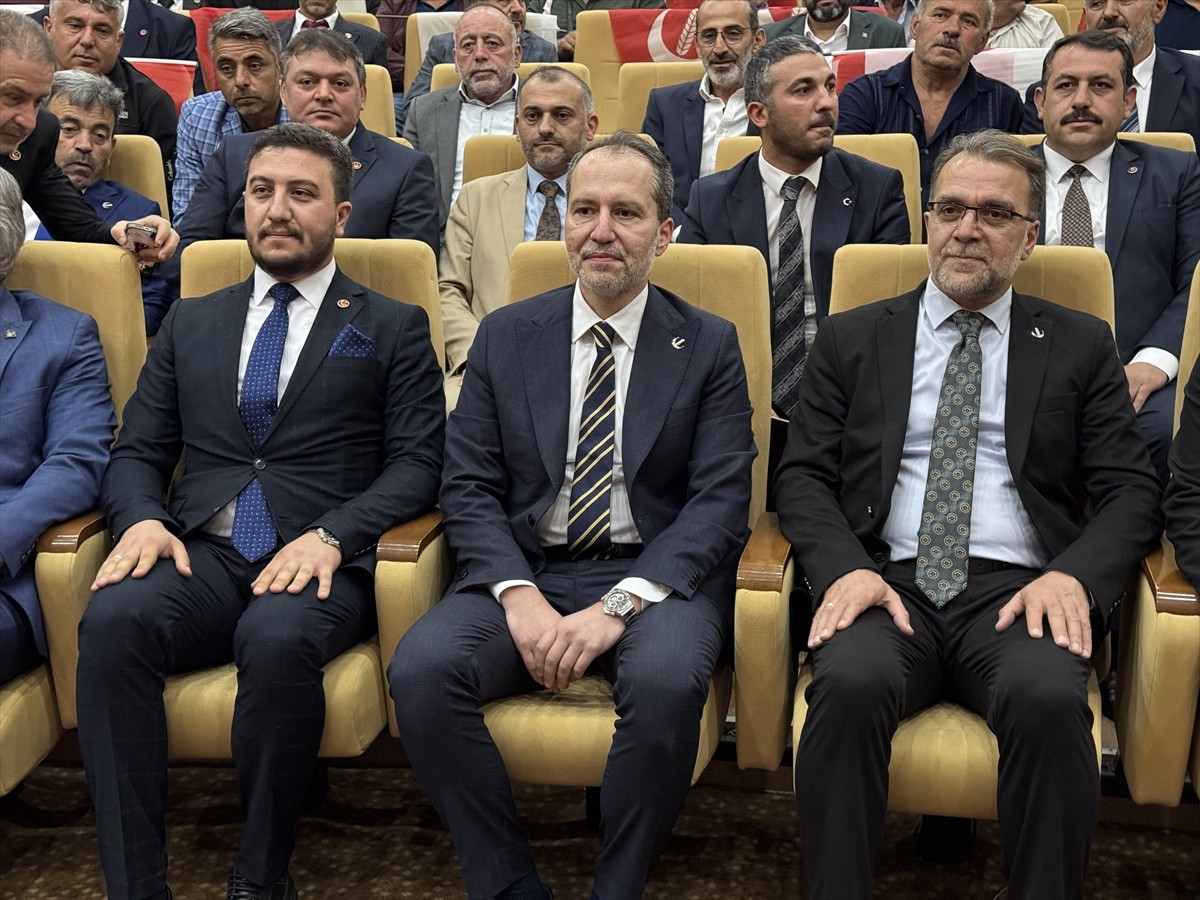 Yeniden Refah Partisi Genel Başkanı Fatih Erbakan (sağ 3), partisinin Aksaray Ticaret ve Sanayi...