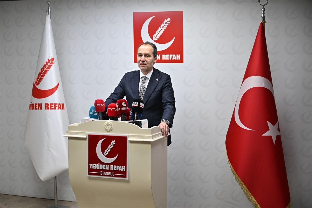 Yeniden Refah Partisi Genel Başkanı Fatih Erbakan, terör örgütü PKK'nın fesih ve silah bırakma...