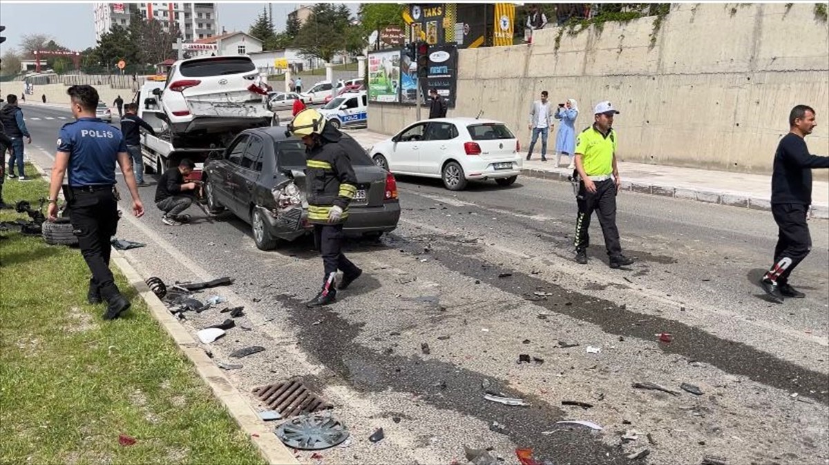 Yozgat'ta 6 otomobilin karıştığı zincirleme trafik kazasında yaralanan 6 kişi tedavi altına...