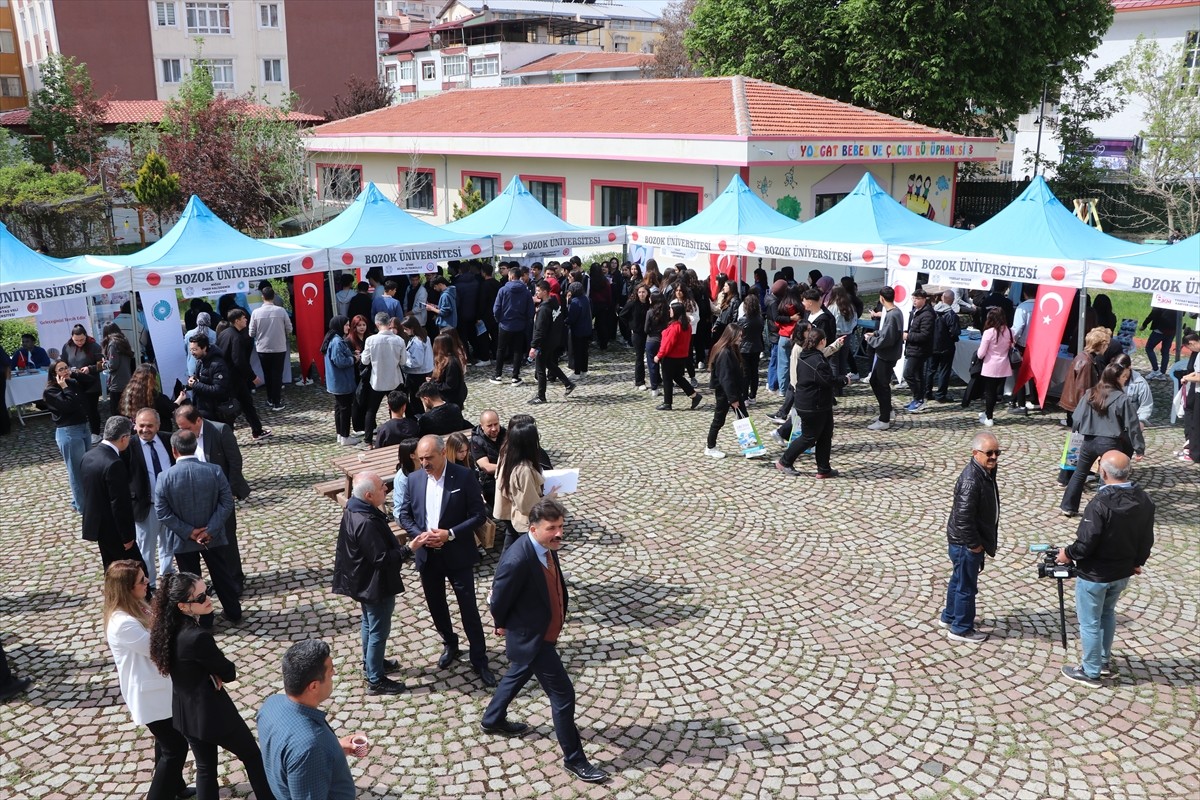 Yozgat'ta, Üniversite Tanıtım Fuarı, Anadolu Üniversiteler Birliğince 18 üniversitenin katılımıyla...