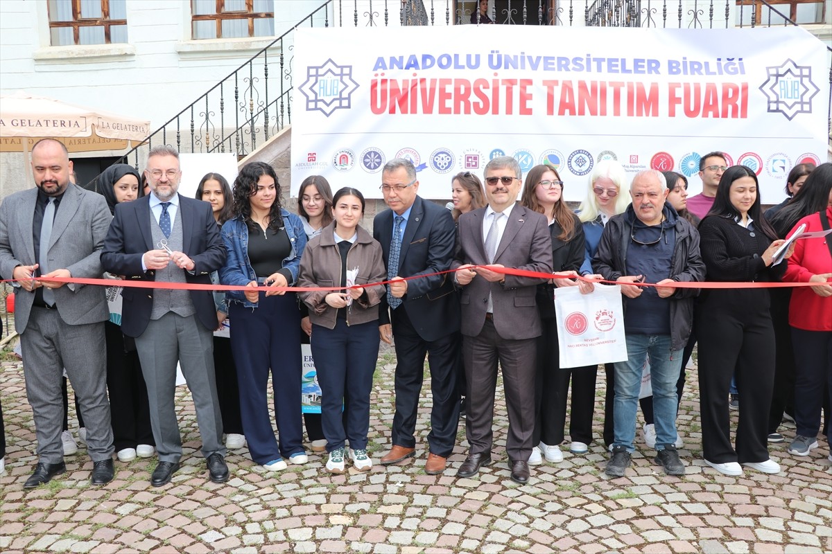 Yozgat'ta, Üniversite Tanıtım Fuarı, Anadolu Üniversiteler Birliğince 18 üniversitenin katılımıyla...