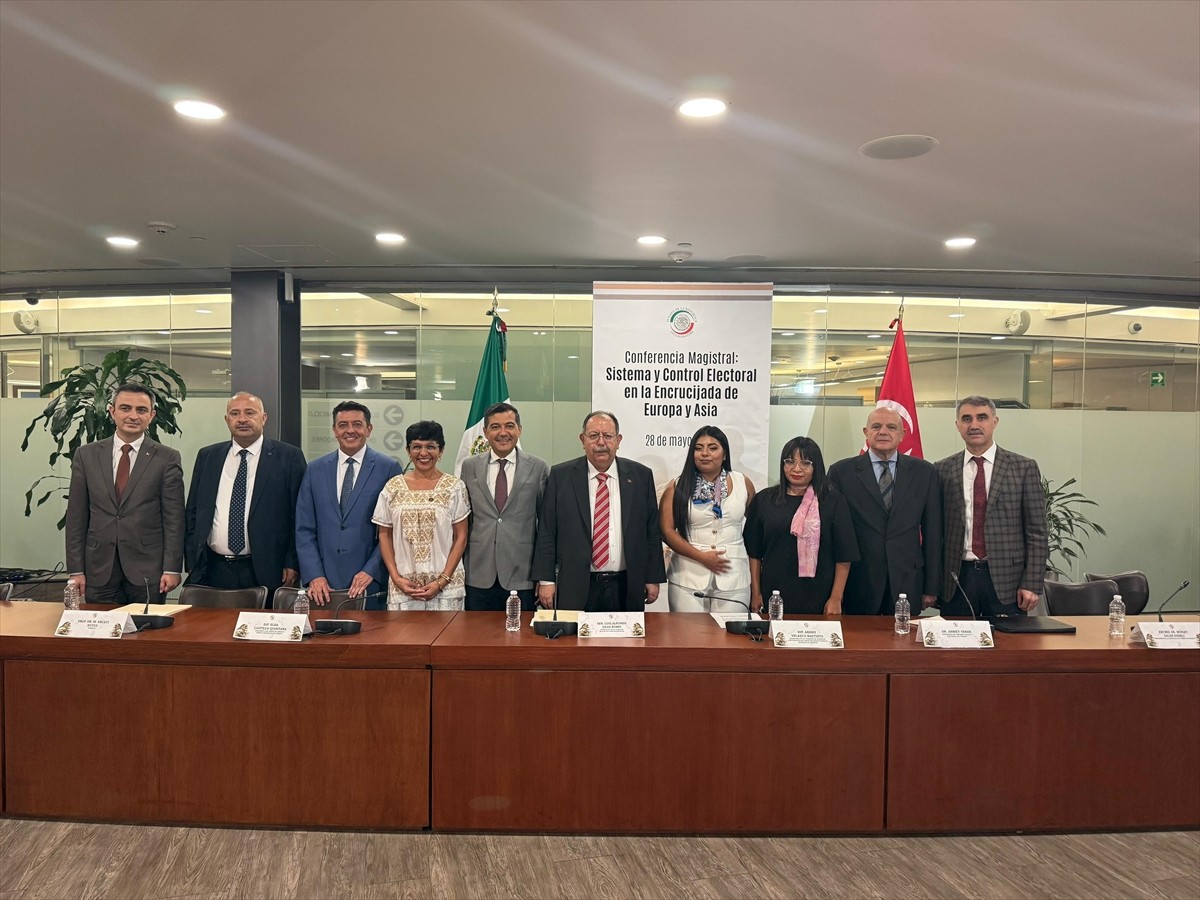 Yüksek Seçim Kurulu (YSK) Başkanı Ahmet Yener (sağ 5), 1 Haziran 2025 günü yapılacak, yargı...