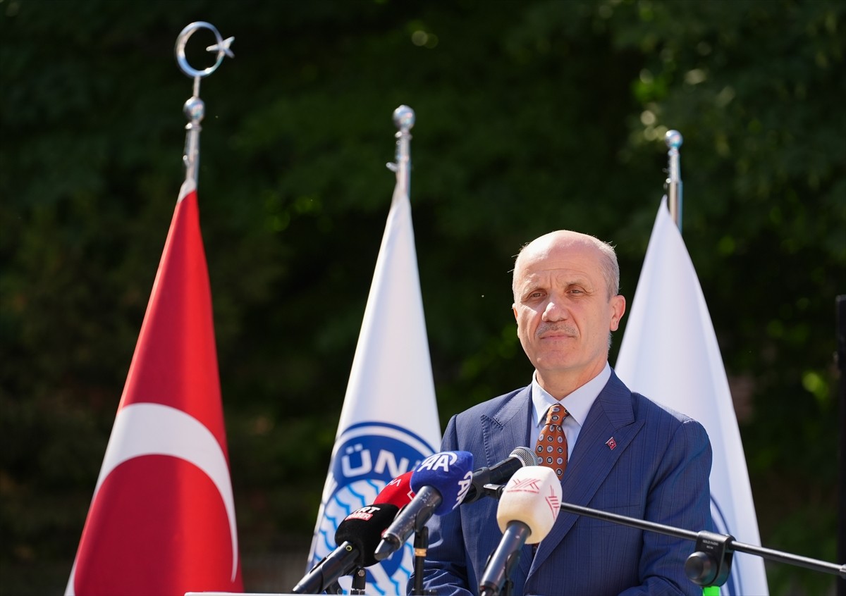 Yükseköğretim Kurulu (YÖK) Başkanı Prof. Dr. Erol Özvar, Ege Üniversitesi'nin kuruluşunun 70. yıl...