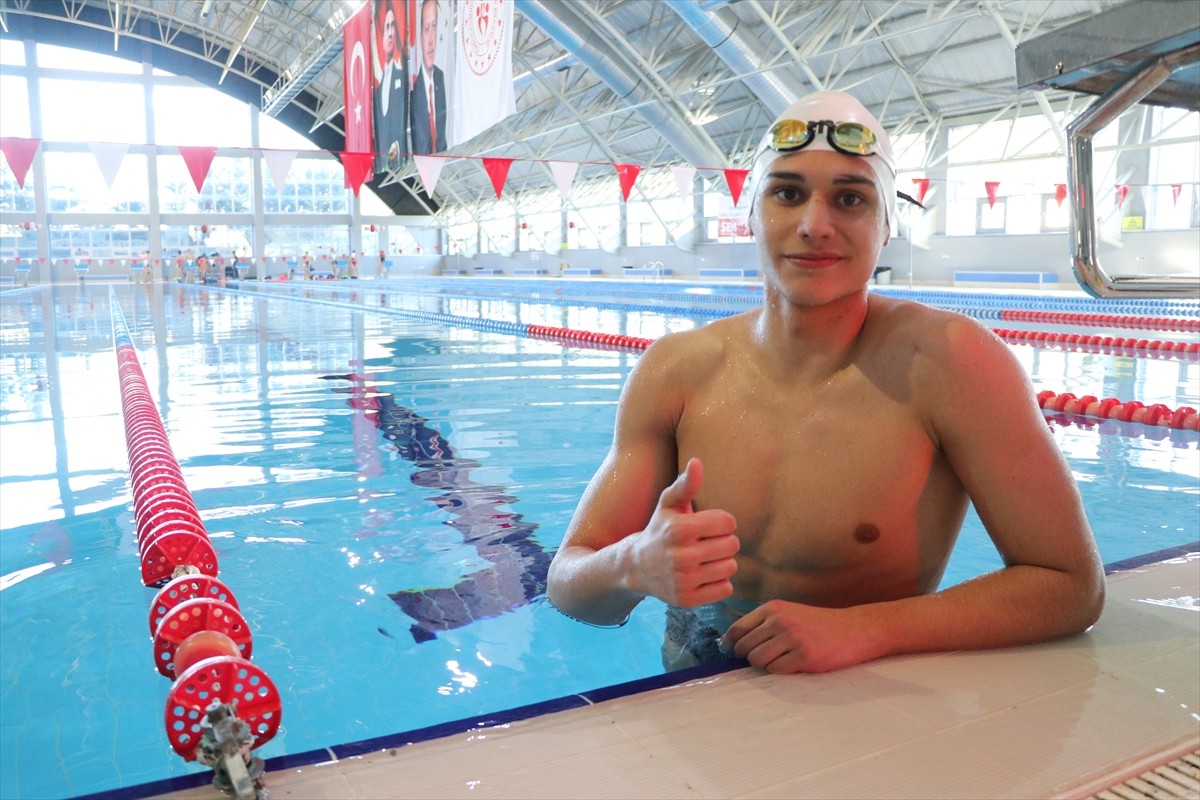 Yüzmede 6 Türkiye şampiyonluğu ve farklı kategorilerde toplam 90 madalyası bulunan milli sporcu...