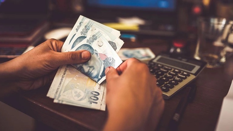 4.000 TL ikramiye alan emekli DAHİL 2.500 TL bayram alışverişi desteği! Kamu bankasından yapılacak