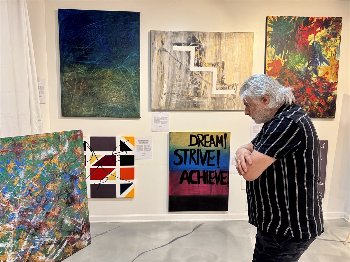 ABD'de yaşayan Türk oyuncu Cihan Yıldız, soyut çalışmalardan oluşan bir seçkisini ilk defa...