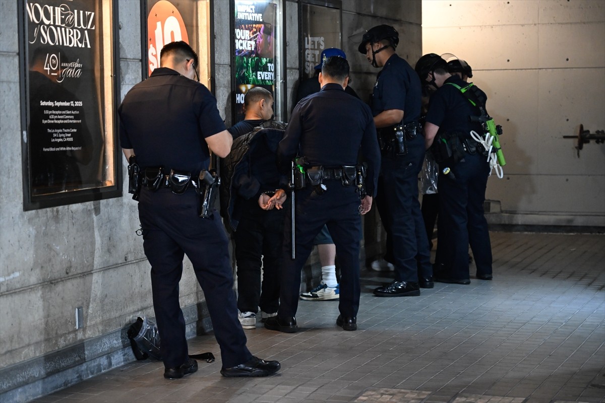 ABD'nin günlerdir düzensiz göçmenlere destek protestolarına sahne olan Los Angeles kentinde, şehir...