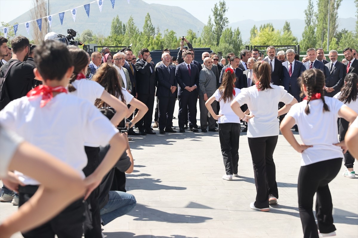 Adalet Bakanı Yılmaz Tunç, çeşitli programlara katılmak için geldiği Kayseri'de Osman Ulubaş Köşk...