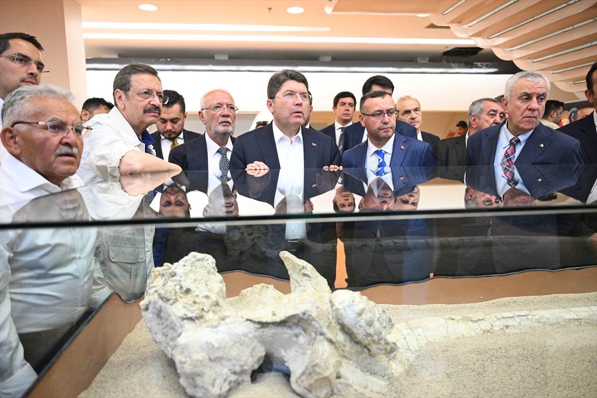 Adalet Bakanı Yılmaz Tunç (sol 2), Kayseri Büyükşehir Belediyesi bünyesinde hizmet veren Kayseri...