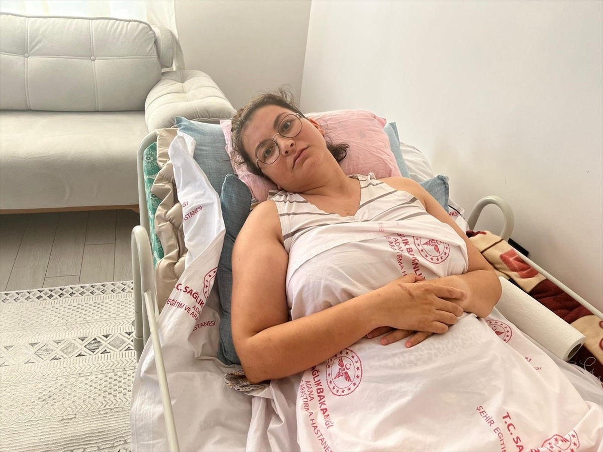 Adana'da eşi tarafından apartmanın 6. katındaki evinin balkonundan aşağı atıldığı iddia edilen...