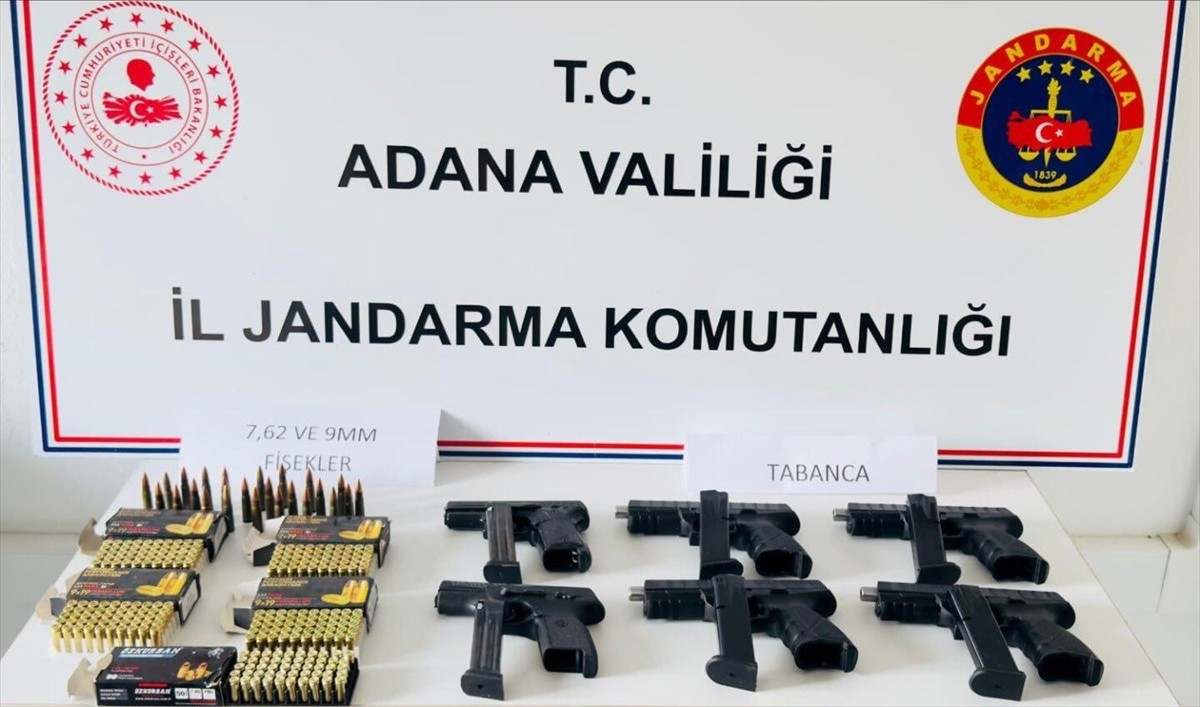 Adana'da evinde 6 ruhsatsız tabanca ele geçirilen şüpheli gözaltına alındı.