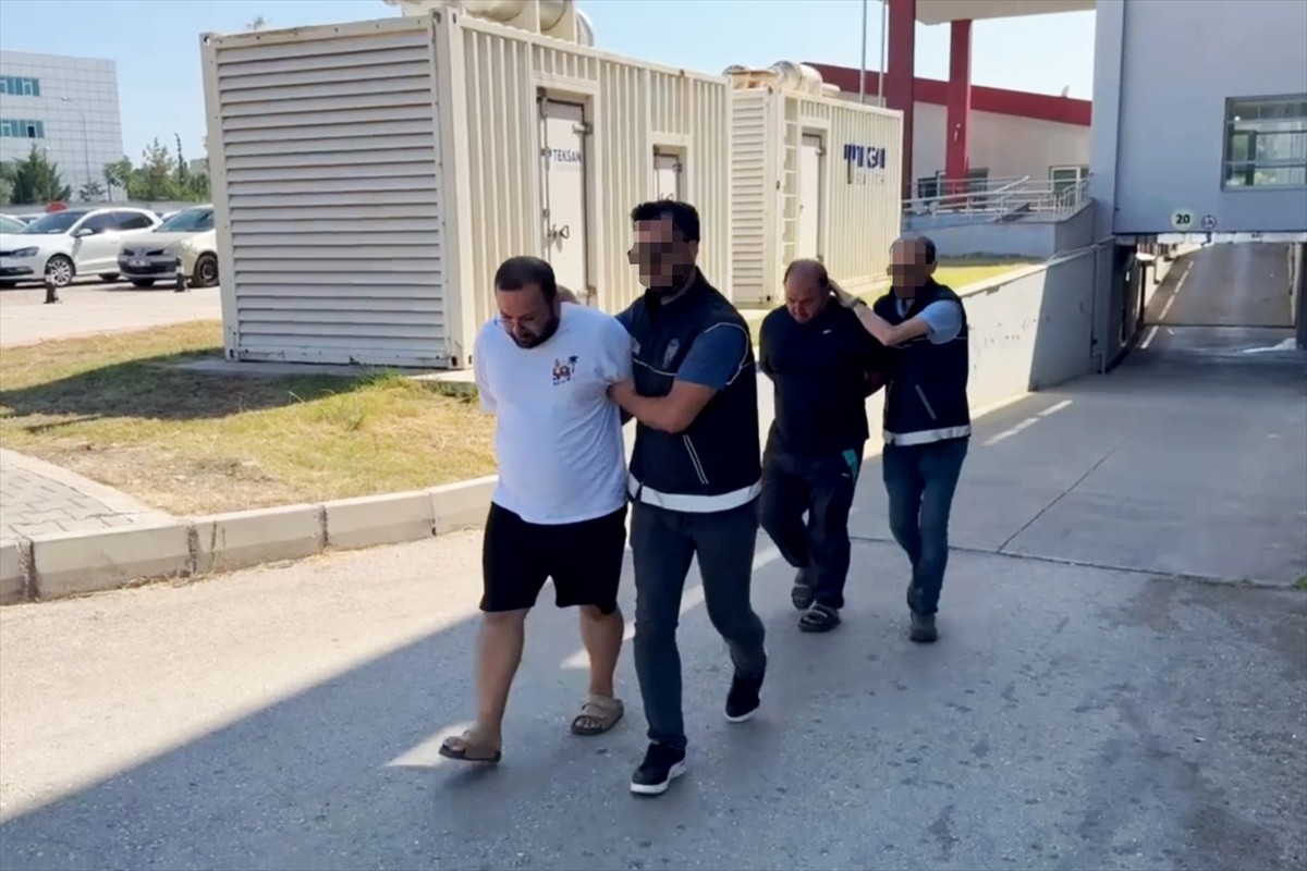 Adana'da kaçak 4 bin 100 paket sigara ve 1280 elektronik sigara ele geçirilen hafif ticari...