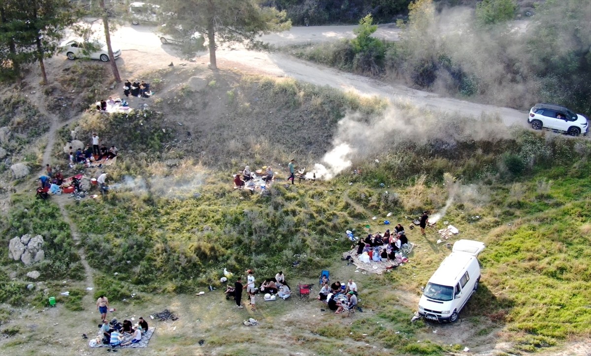 Adana'da orman muhafaza ekipleri, mesire alanlarında mangal yakan piknikçilere ses sisteminin yer...