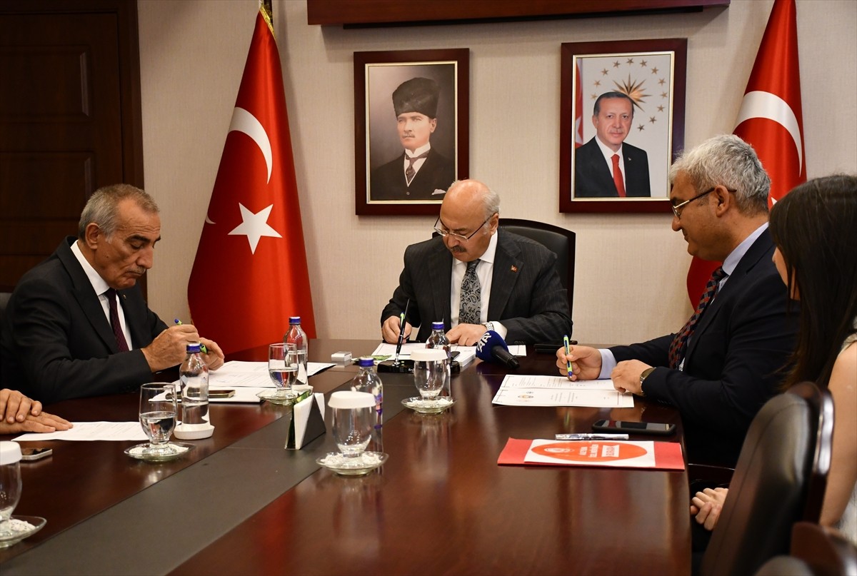 Adana'da, "Aile Yılı" kapsamında yeni evleneceklere ve ailelere yapacakları mobilya ve beyaz eşya...