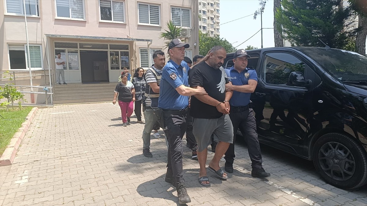 Adana'da sosyal medya ve ilan sitelerine koyulan ürünleri alacaklarını söyleyerek evlerine...