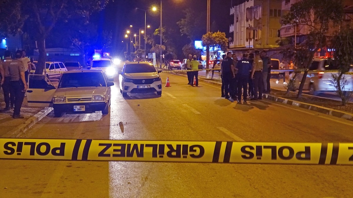 Adana'nın Ceyhan ilçesinde otomobilinde silahlı saldırıya uğrayan kişi hastanede hayatını...