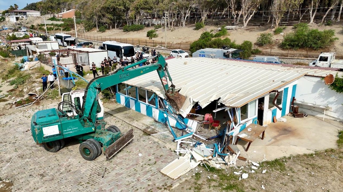 Adana'nın Karataş ilçesi sahilinde kaçak yapılaşma ve işgallere karşı başlatılan çalışmalar...