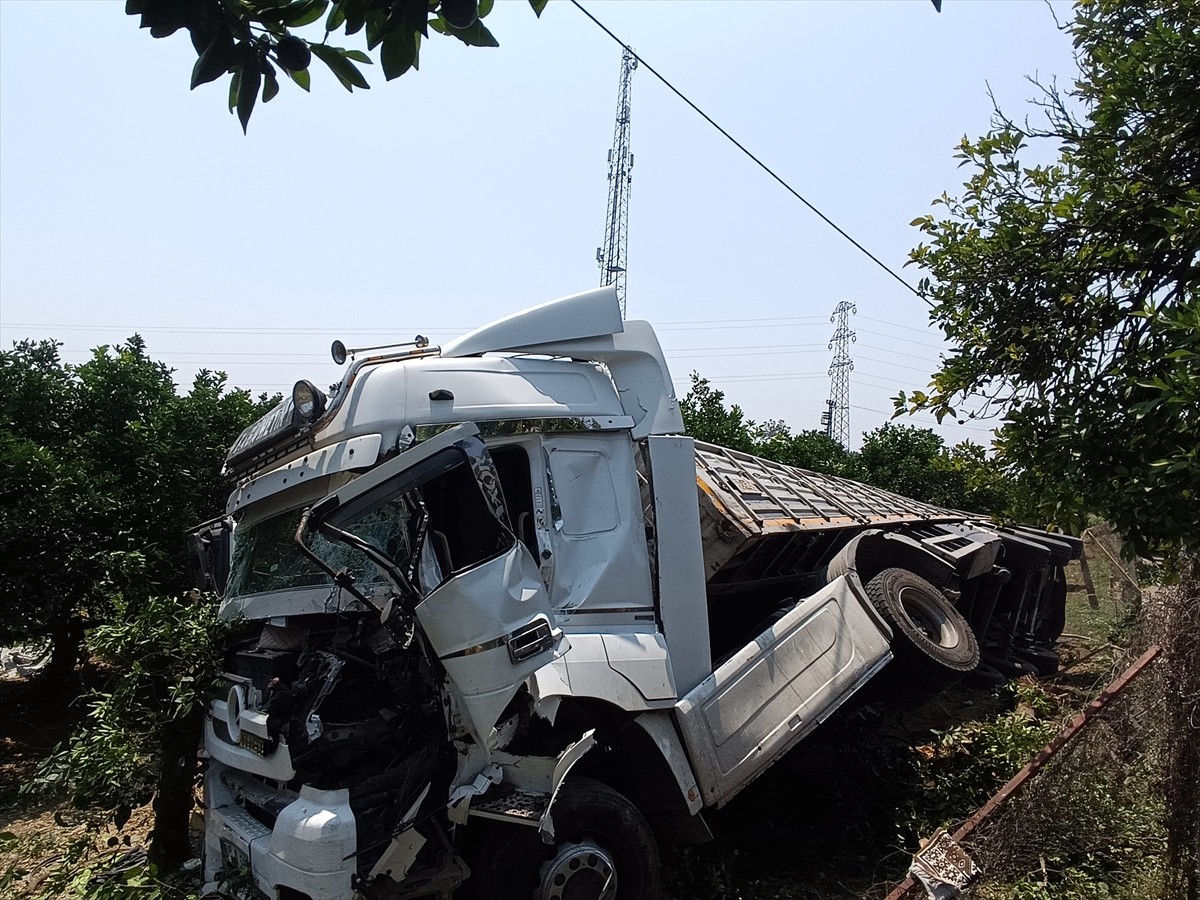 Adana'nın Kozan ilçesinde 4 aracın karıştığı zincirleme trafik kazasında yaralanan 1 kişi...