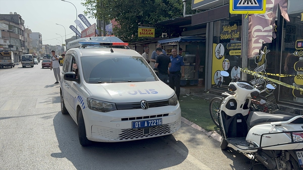 Adana'nın merkez Seyhan ilçesinde çalıştığı kebapçıya gelen oğlu tarafından bıçaklanan kadın...