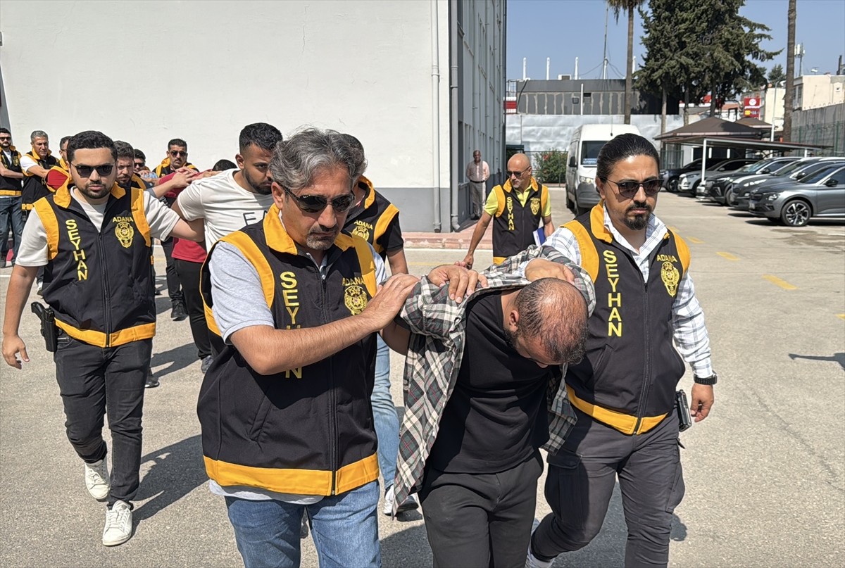 Adana'nın merkez Seyhan ilçesinde kumar oynatılan iş yerinde gözaltına alınan 8 şüpheliden 5'i...