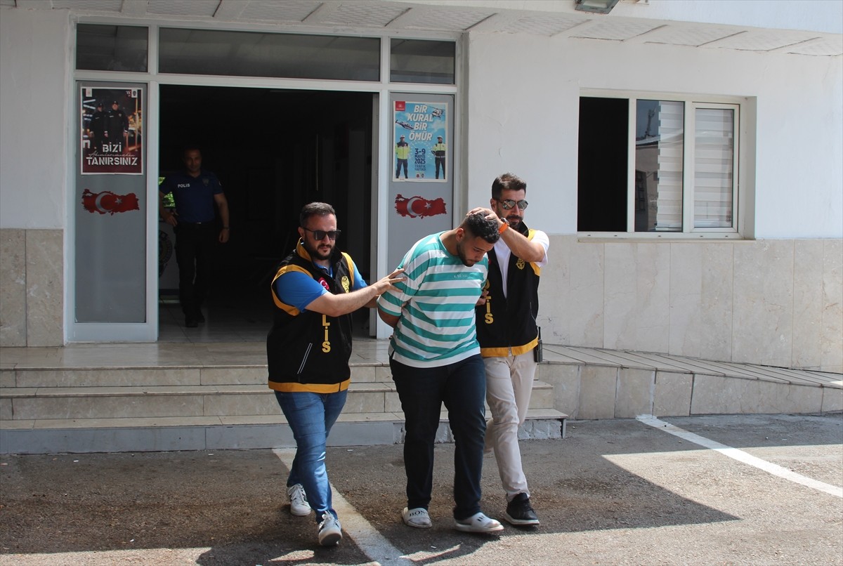 Adana'nın Yüreğir ilçesinde 7 otomobilin lastik, cam ve aynalarına zarar verdiği iddia edilen...