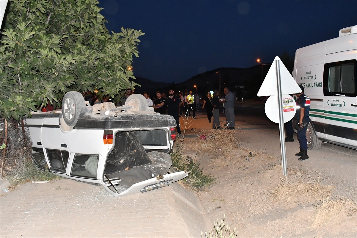 Adıyaman'da hafif ticari aracın şarampole devrilmesi sonucu sürücü öldü, eşi yaralandı.