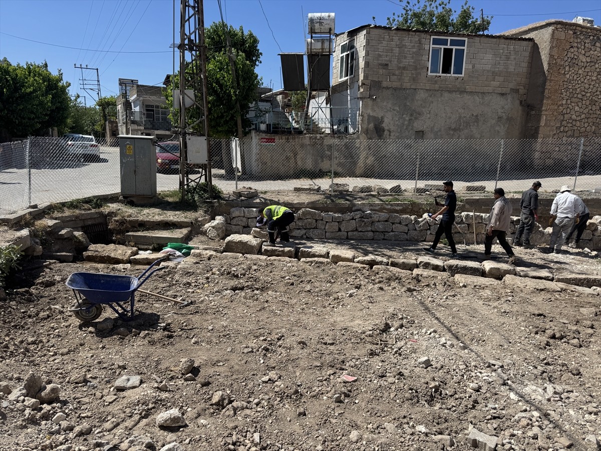 Adıyaman'daki Perre Antik Kenti’nde yapılan kazı ve çevre düzenlemesi çalışmalarıyla Roma dönemine...