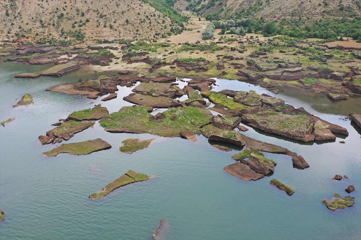 Adıyaman'ın Çelikhan ilçesindeki Çat Barajı'nda bulunan, tescilli tabiat varlığı yüzen adaların...