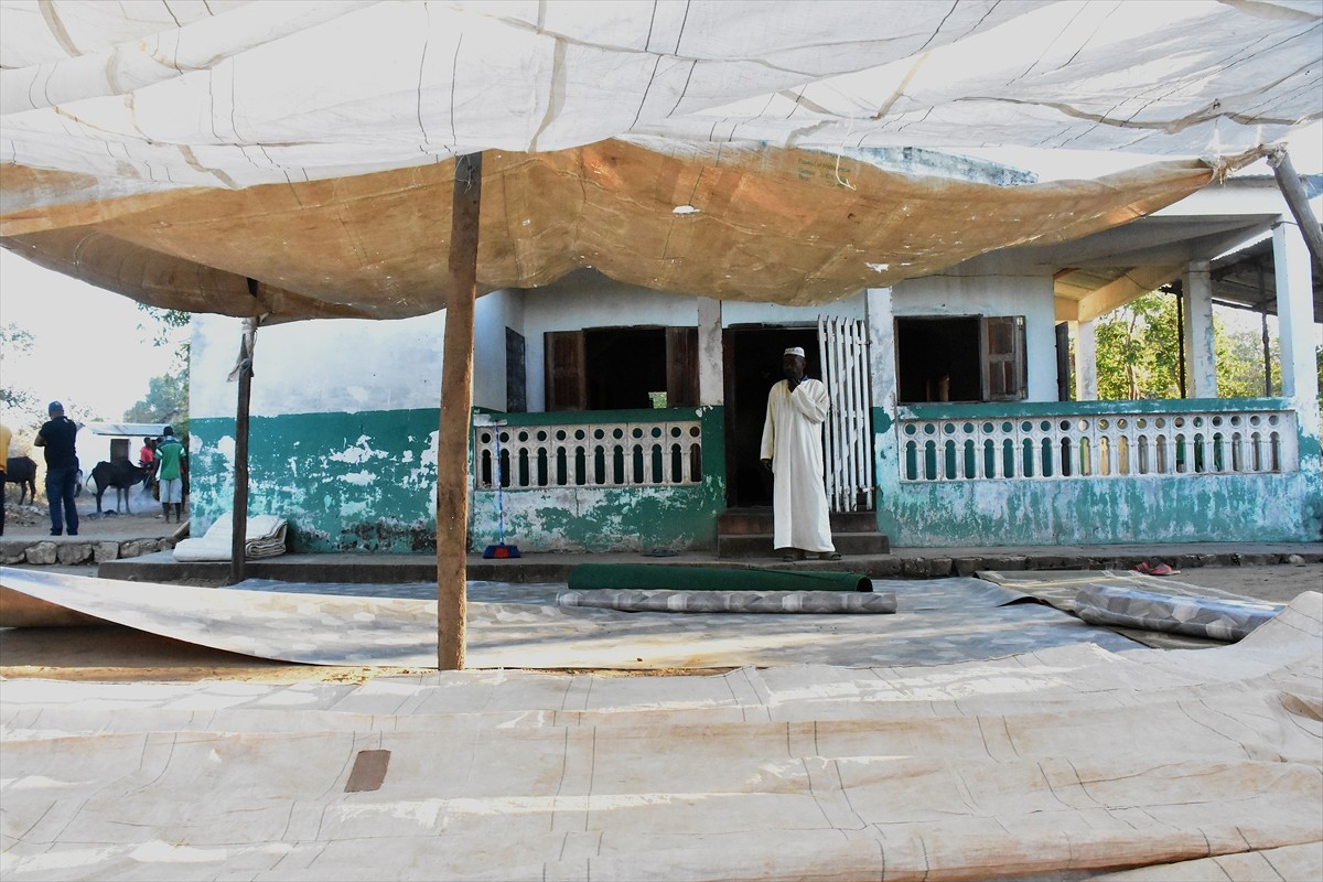  Afrika kıtasının doğusunda yer alan Madagaskar'da Müslümanlar, bayram namazı için camilerde ve...