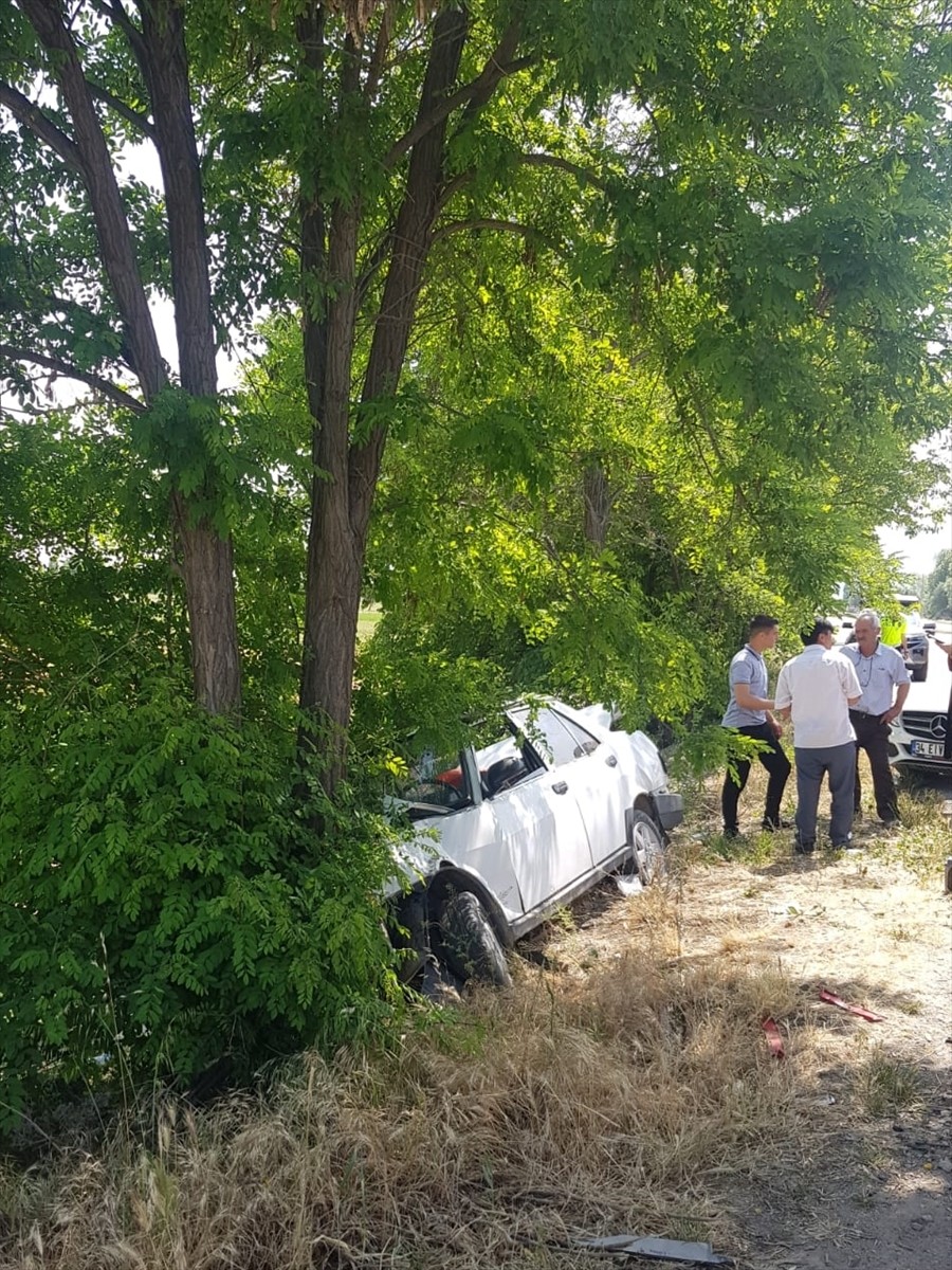 Afyonkarahisar'ın Çay ilçesinde iki otomobilin çarpışması sonucu 6 kişi yaralandı.