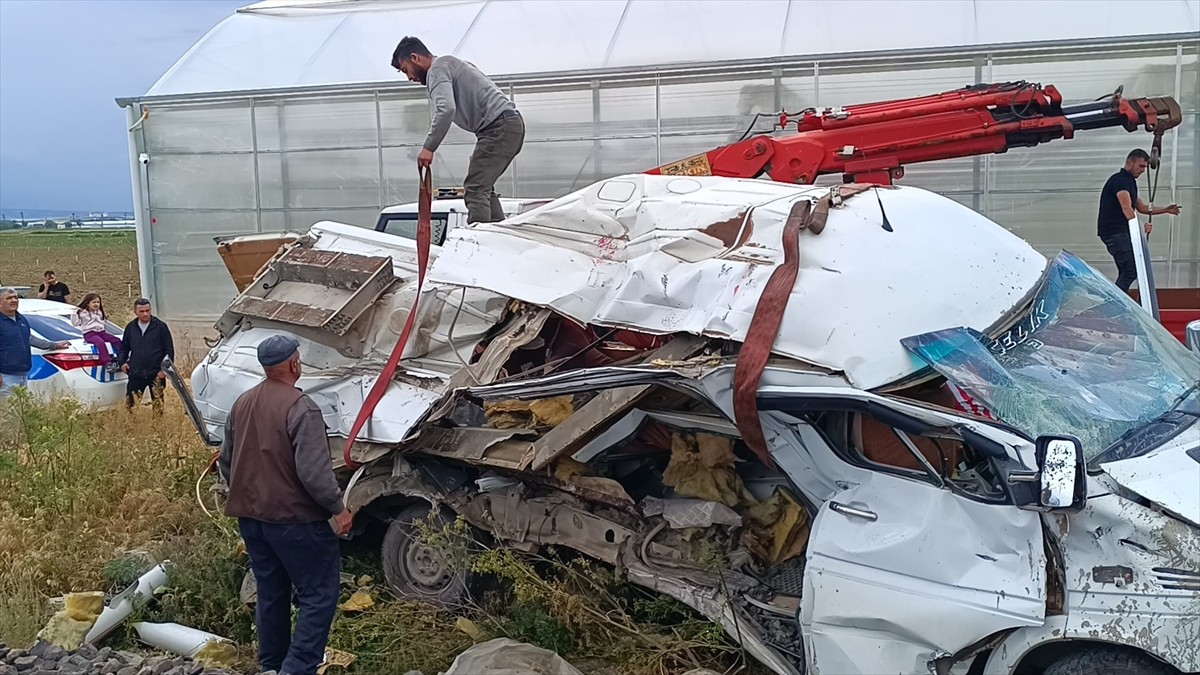 Afyonkarahisar'ın Sandıklı ilçesinde hemzemin geçitte trenin çarptığı minibüsün sürücüsü...