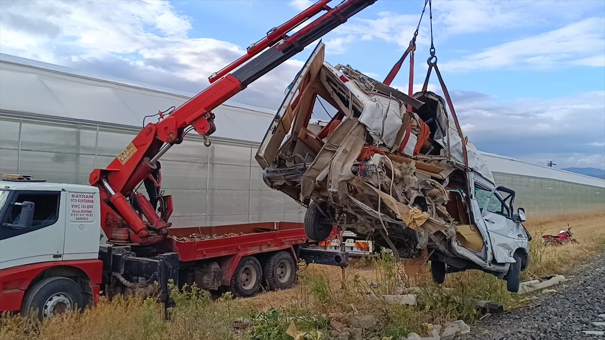 Afyonkarahisar'ın Sandıklı ilçesinde hemzemin geçitte trenin çarptığı minibüsün sürücüsü...