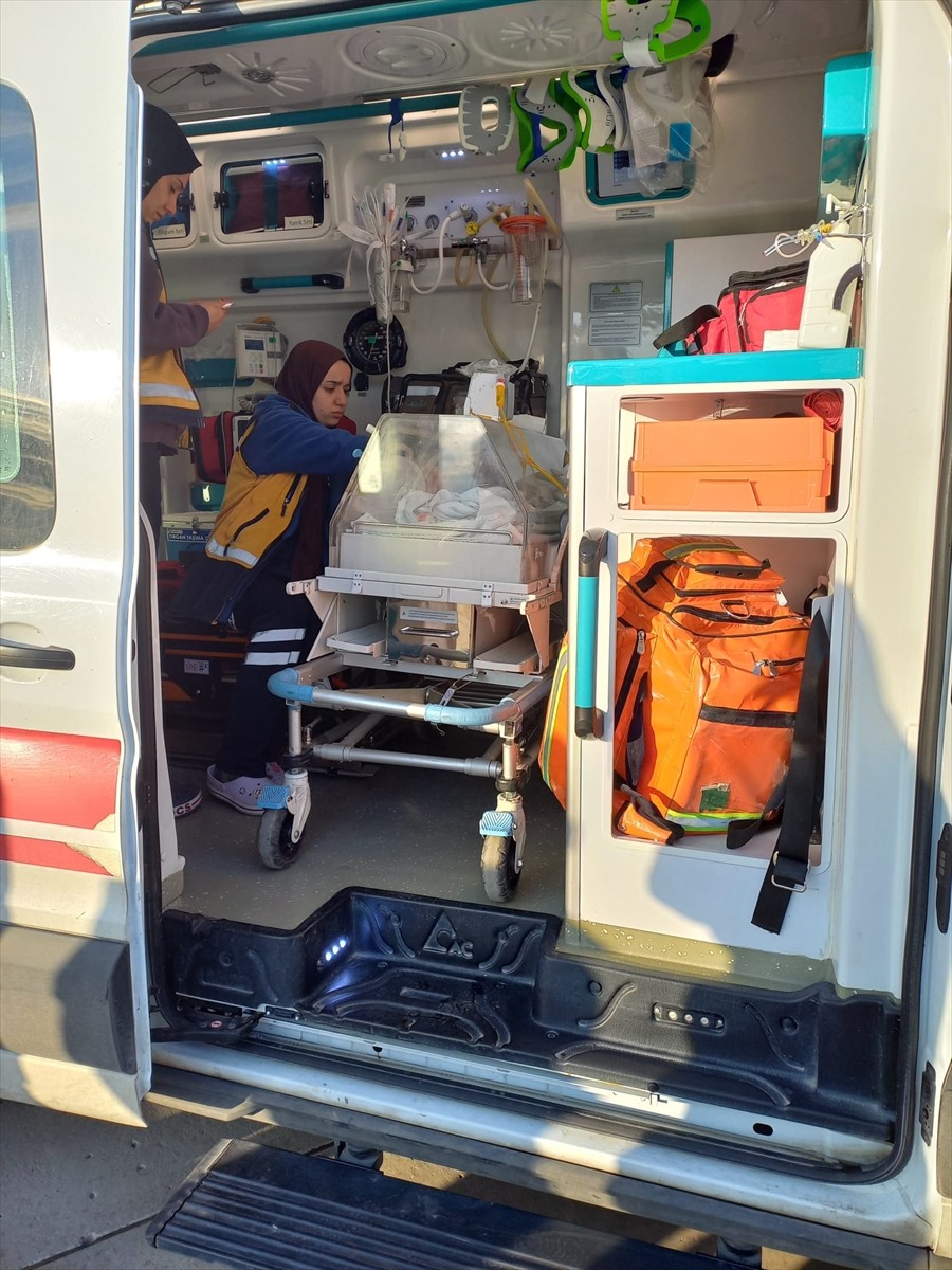 Ağrı'da 1350 gram olarak dünyaya gelen ve yoğun bakımda tedavi altına alınan prematüre bebek...