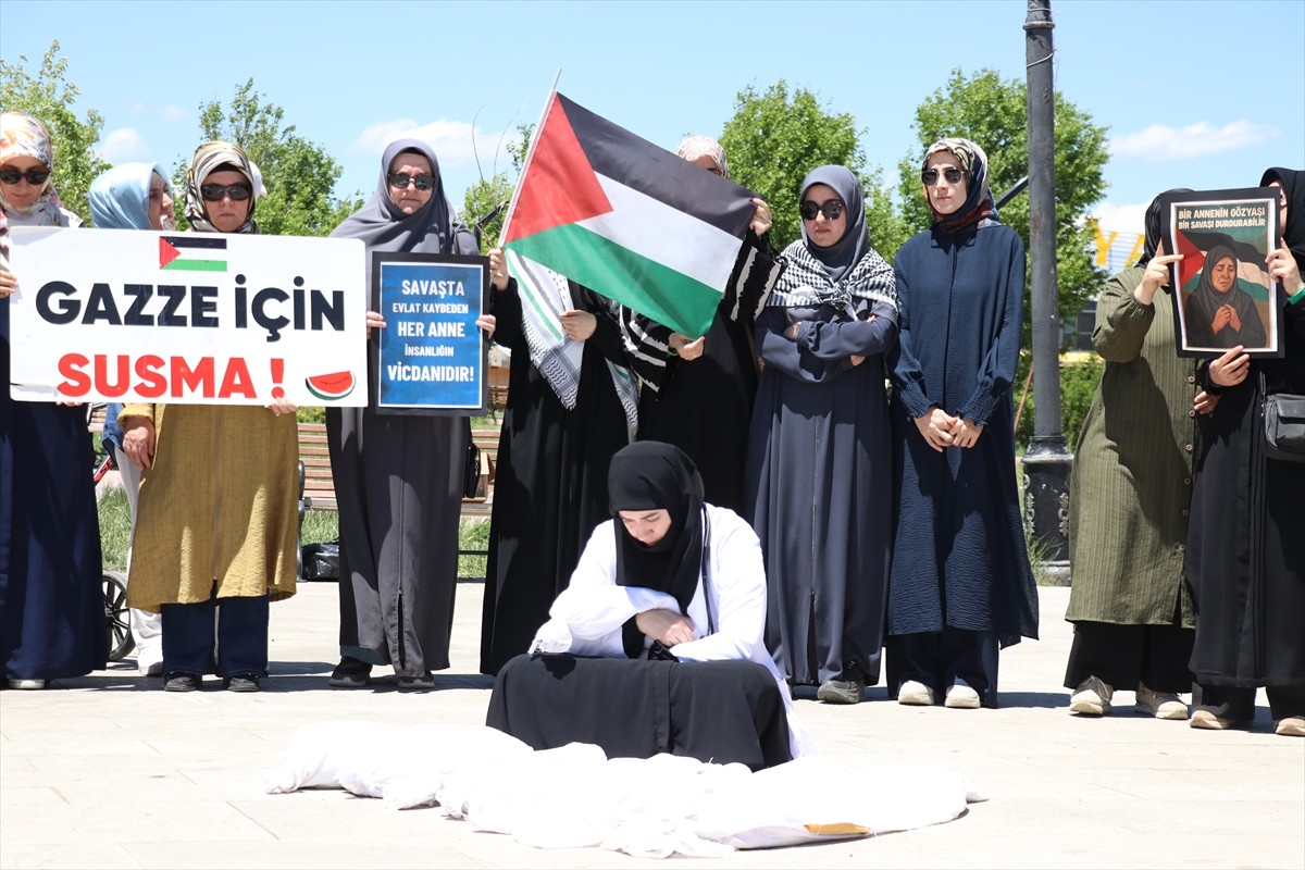 Ağrı'da bir araya gelen kadınlar, İsrail'in Gazze'ye yönelik saldırılarında anne ve çocukların...