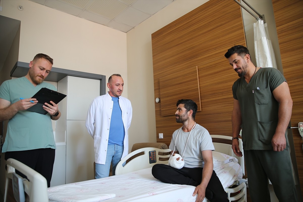 Ağrı'da çobanlık yapan 35 yaşındaki Sezgin Soray'ın av tüfeğinin ateşlenmesi sonucu parçalanan sağ...