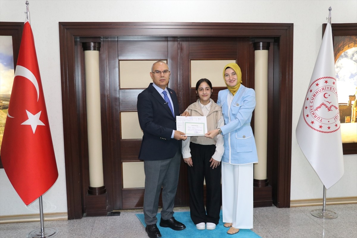 Ağrı'da, Vali Mustafa Koç'un eşi Neslihan Gül Koç ve öğretmenlerin çabasıyla yeniden okula...