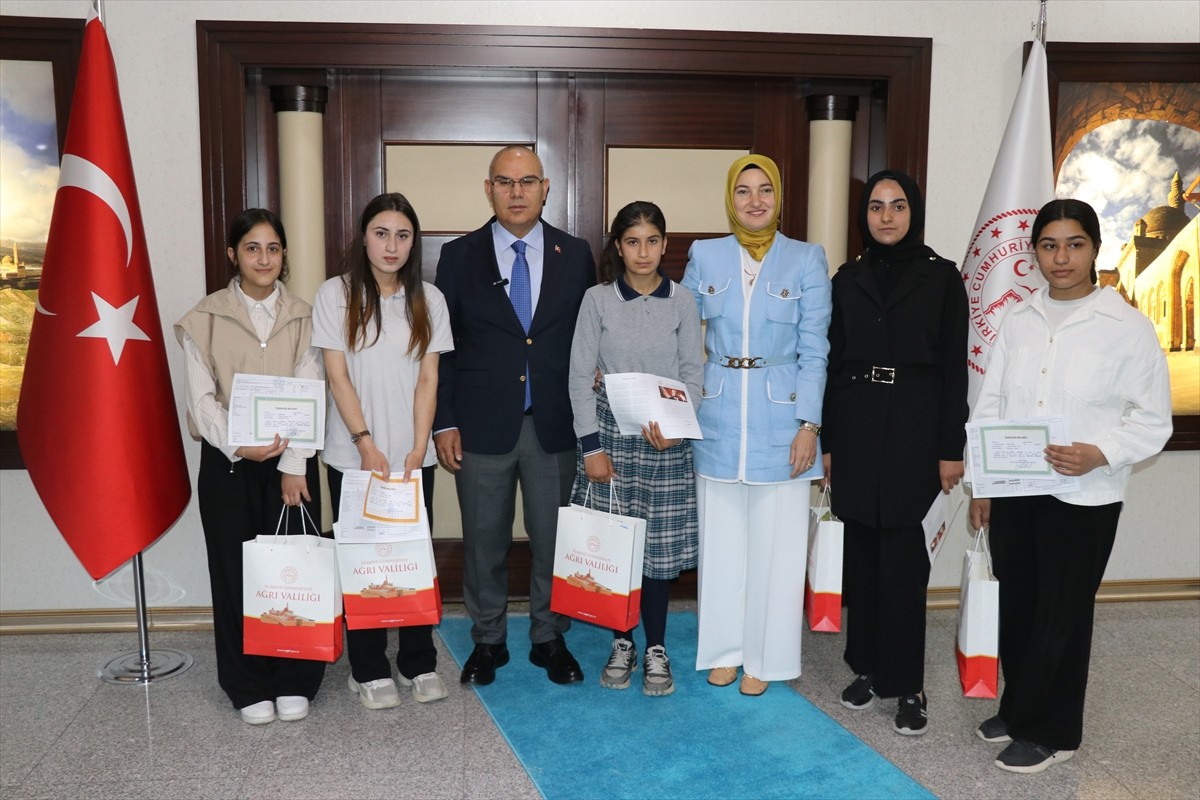 Ağrı'da, Vali Mustafa Koç'un eşi Neslihan Gül Koç ve öğretmenlerin çabasıyla yeniden okula...