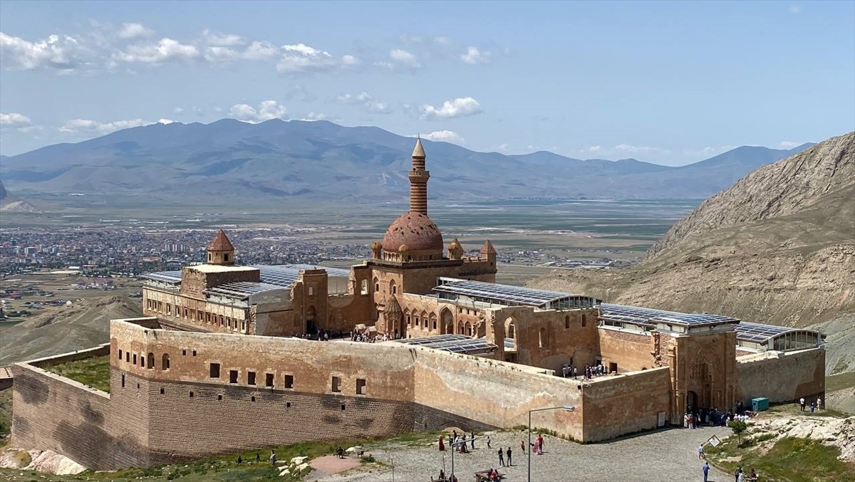 Ağrı'nın Doğubayazıt ilçesindeki tarihi İshak Paşa Sarayı'nda, Kurban Bayramı tatili dolayısıyla...