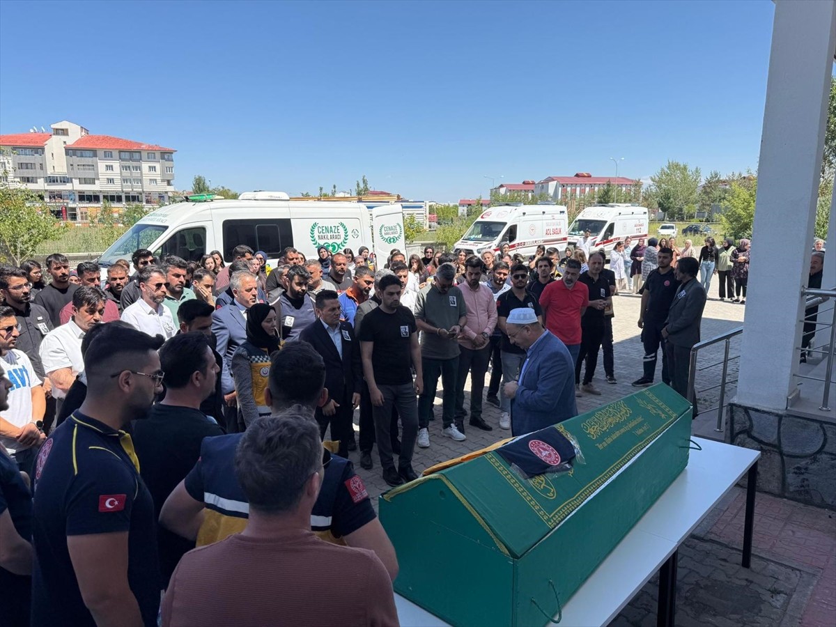 Ağrı'nın Eleşkirt ilçesinde, otomobiliyle ağaca çarpan acil tıp teknisyeni hayatını kaybetti....